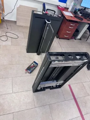 Beléptetőkapu elemei szerelés előtt