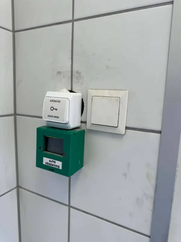 Ajtónyitó és vészkijárat-nyomógomb