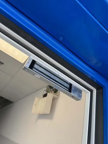 Mágneszár beépítve ajtókeretbe